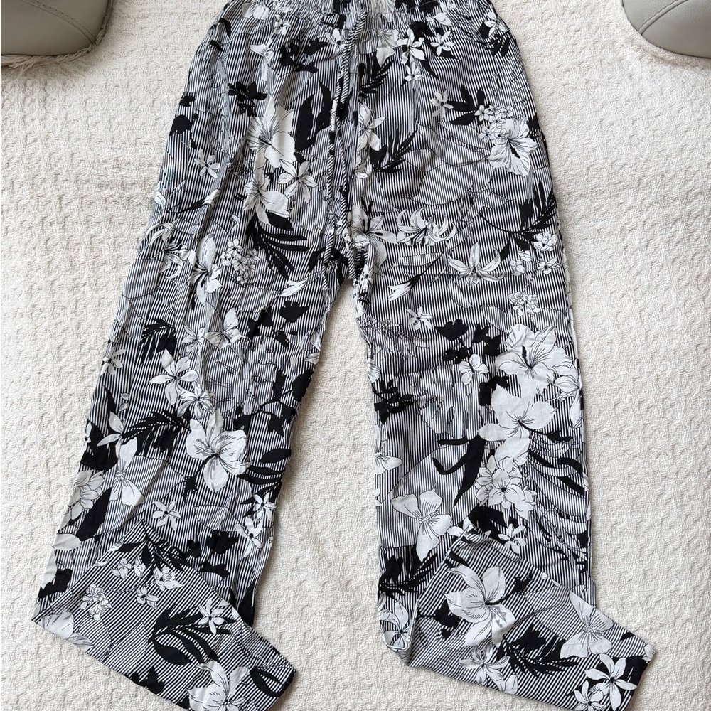 Monteau Los Angeles Women’s Floral Black and White Pants